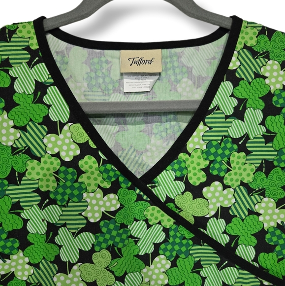 Tafford Green St Patricks Day Scrub Top Size Womens Medium Front Pockets - Picture 2 of 8